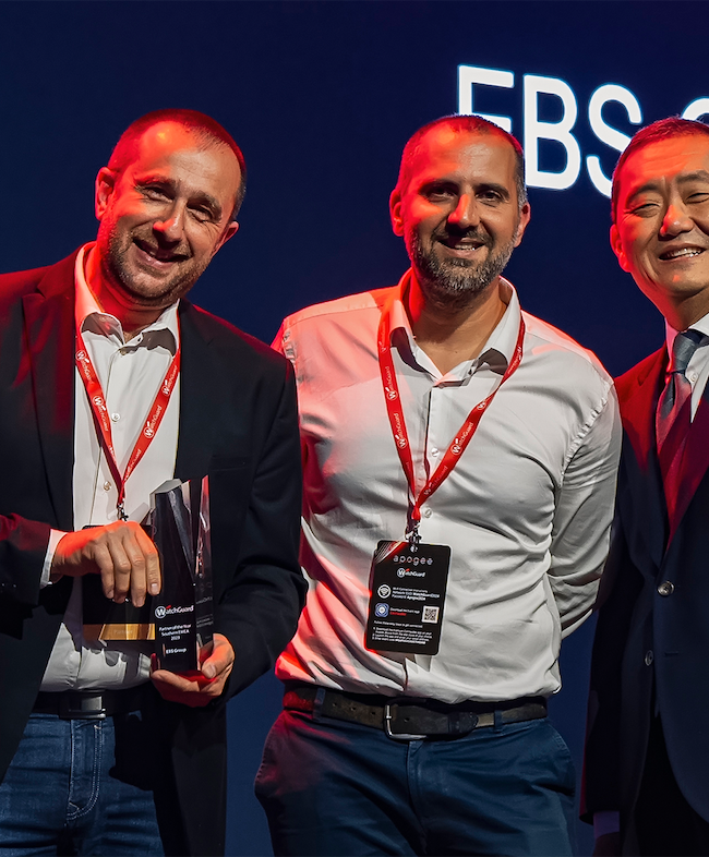 DSI et responsable technique d’EBS Group recevant le trophée du meilleur partenaire WatchGuard 2024 lors de la cérémonie de remise de prix, soulignant l'excellence des solutions de cybersécurité proposées.